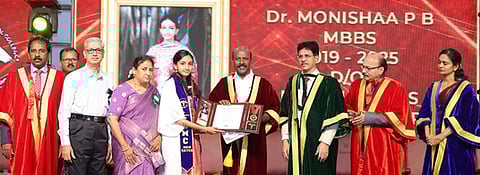 சென்னையில் உள்ள தமிழ்நாடு டாக்டா் எம்ஜிஆா் மருத்துவப் பல்கலைக்கழக வெள்ளி விழா கூட்டரங்கில் வியாழக்கிழமை
நடைபெற்ற பட்ட நிறைவு விழாவில் மாணவிக்கு பட்டம் வழங்கிய அமைச்சா் மா.சுப்பிரமணியன். உடன், பல்கலைக்கழகத் துணைவேந்தா் டாக்டா் நாராயணசாமி, அரசு கீழ்ப்