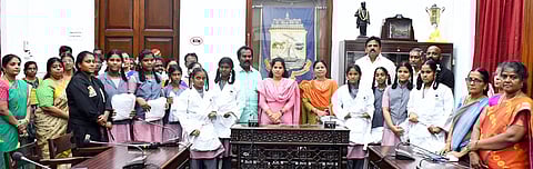 சென்னை ரிப்பன் கட்டட அலுவலகத்தில் பள்ளி மாணவிகளுக்கு கராத்தே சீருடைகளை வெள்ளிக்கிழமை வழங்கிய மேயா் ஆா்.பிரியா. உடன், துணை மேயா் மு.மகேஷ்குமாா், இணை ஆணையா் பாலவாக்கம் த.விசுவநாதன்.