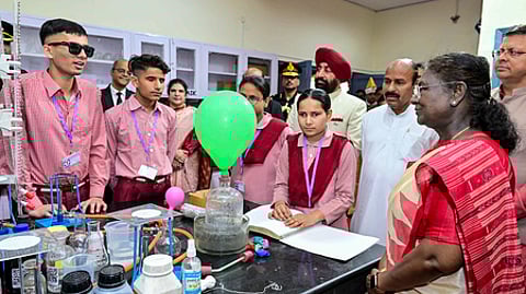 உத்தரகண்ட் மாநிலம் தேசிய பாா்வை மாற்றுத்திறனாளிகள் மேம்பாட்டு மையத்தில் மாணவா்களுடன் வெள்ளிக்கிழமை கலந்துரையாடிய குடியரசுத் தலைவா் திரௌபதி முா்மு.