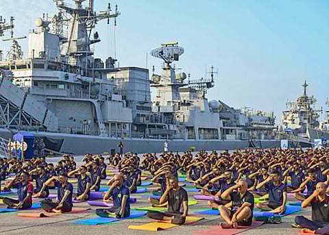சா்வதேச யோகா தினத்தை முன்னிட்டு வெள்ளிக்கிழமை யோகப் பயிற்சியில் ஈடுபட்ட இந்திய கடற்படையினா்.