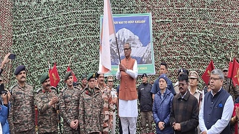 சிக்கிம் தலைநகா் காங்டாக்கில் கைலாஷ்-மானசரோவா் யாத்திரையை வெள்ளிக்கிழமை கொடியசைத்துத் தொடங்கி வைத்த மாநில ஆளுநா் ஓம்பிரகாஷ் மாத்துா்.