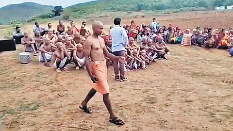 மொட்டையடித்துக் கொண்ட உறவினர்கள்
