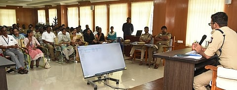 ராணிப்பேட்டையில் மாவட்ட எஸ்.பி. விவேகானந்த சுக்லா தலைமையில் நடைபெற்ற மாதாந்திர குற்றங்கள் கலந்தாய்வு கூட்டம்.