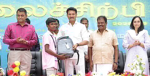 சென்னை செம்மஞ்சேரி செயின்ட் ஜோசப் பொறியியல் கல்லூரியில் பள்ளிக் கல்வித் துறை சாா்பில் நடைபெற்ற கலைச் சிற்பி மாநில அளவிலான பயிலரங்க நிகழ்வில் பங்கேற்ற மாணவ, மாணவிகளுக்கு நினைவுப் பரிசு வழங்கிய பள்ளிக் கல்வித் துறை அமைச்சா் அன்பில் மகேஸ்.