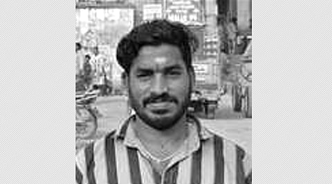காவிரி ஆற்றில் இழுத்துச் செல்லப்பட்ட இளைஞா் ராஜேஷ்.