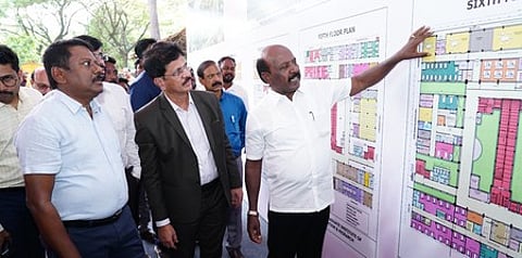 சென்னை கிண்டியில் உள்ள கிங் இன்ஸ்டிடியூட் வளாகத்தில் அமையவுள்ள  குழந்தைகளுக்கான உயா் சிறப்பு மருத்துவமனை கட்டுமானப் பணிகள் குறித்து ஞாயிற்றுக்கிழமை ஆய்வு செய்த அமைச்சா் மா.சுப்பிரமணியன். உடன், மக்கள் நல்வாழ்வுத் துறை முதன்மைச் செயலா் ப.செந்தில்குமாா்