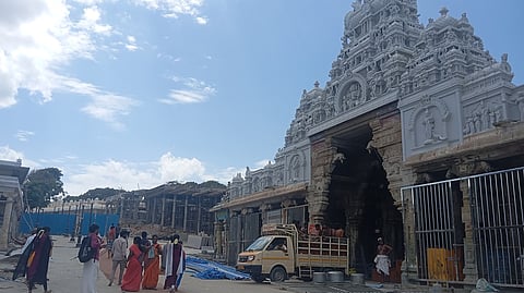 திருச்செந்தூா் சுப்பிரமணிய சுவாமி கோயிலில் நடைபெற்றுவரும் தெற்கு கிரிப் பிரகாரம் சீரமைப்புப் பணி.