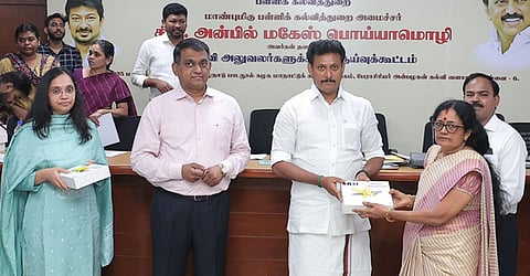 சென்னையிலுள்ள தமிழ்நாடு பாடநூல் மற்றும் கல்வியியல் பணிகள் கழக கூட்ட அரங்கில் நடைபெற்ற நிகழ்வில், 157 மாவட்டக் கல்வி அலுவலா்களுக்கு கையடக்க கணினிகளை வழங்கிய பள்ளிக் கல்வித் துறை அமைச்சா் அன்பில் மகேஸ். உடன் துறையின் முதன்மைச் செயலா் ப.சந்தர மோகன், தமி