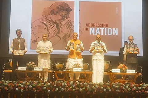 குடியரசுத் தலைவா் திரெளபதி முா்முவின் இரண்டாம் ஆண்டு பதவிக் காலத்தில் ஆற்றிய 51 உரைகள் அடங்கிய நூலை வெளியிட்ட அமைச்சா் ராஜ்நாத் சிங், மத்திய செய்தி ஒலிபரப்புத் துறை அமைச்சா் அஸ்வினி வைஷ்ணவ், இணையமைச்சா் எல்.முருகன் உள்ளிட்டோா்.