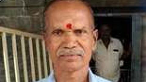 சொத்துப் பத்திரத்தை காணிக்கை செலுத்திய முன்னாள் ராணுவ வீரா் விஜயன்.