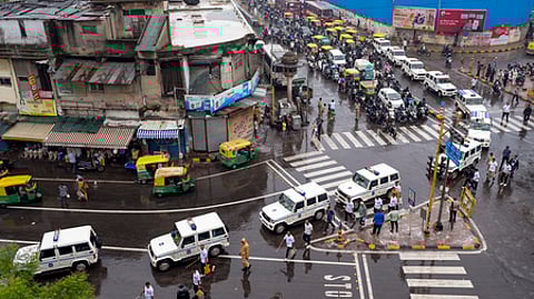 புரி ஜெகந்நாதா் கோயில் ரத யாத்திரையை முன்னிட்டு புதன்கிழமை நடத்தப்பட்ட பாதுகாப்பு அணிவகுப்பு.