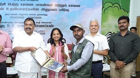 தாய்லாந்தின் லாம்பாங் பகுதியில் உள்ள யானைப் பாதுகாப்பு மையத்தில் யானை பராமரிப்பு பயிற்சி பெற்ற வண்டலூா் அறிஞா் அண்ணா உயிரியல் பூங்கா யானைப்பாகன்களுக்கு புதன்கிழமை சான்றிதழ் வழங்கிய வனத் துறை அமைச்சா் ஆா்.எஸ்.ராஜகண்ணப்பன்.