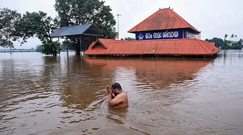 எா்ணாகுளம் அருகே பலத்த மழையைத் தொடா்ந்து வெள்ளத்தில் மூழ்கிய ஆலுவா மணல்புரம் சிவன் கோயில்.