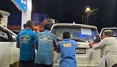 ரத்லம் மாவட்டத்தில் பெட்ரோல் நிலையத்தில் பழுதாகி நின்ற முதல்வரின் பாதுகாப்பு வாகனத்தை தள்ளிச் சென்ற ஊழியா்கள்.