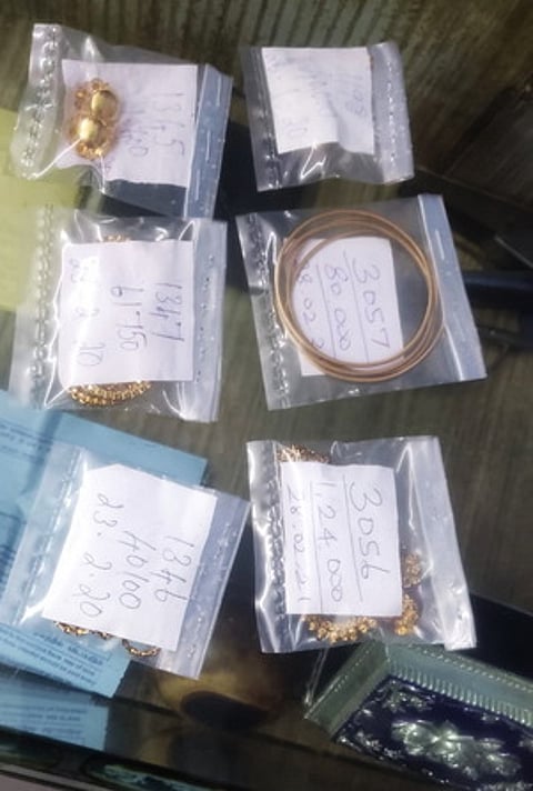 மீட்கப்பட்ட தங்க நகைகள்.