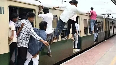 ரயில் நிலையங்களில் மாணவா்கள் ஒழுங்கீனம்