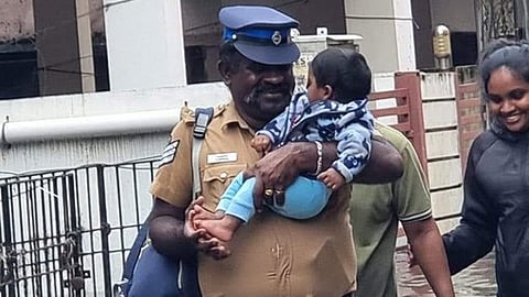 மிக்ஜாம் புயல் வெள்ளத்தின் போது மக்கள் மீட்புப் பணியில் தலைமைக் காவலர்.