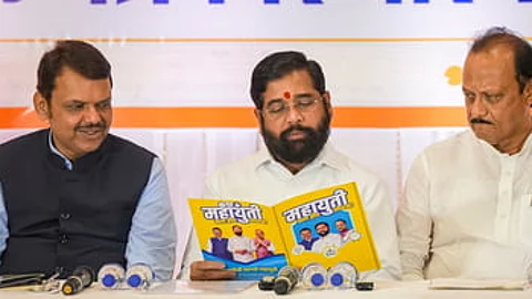 தேவேந்திர ஃபட்னவீஸ், சிவசேனை தலைவர் ஏக்நாத் ஷிண்டே, துணை முதல்வரும் தேசியவாத காங்கிரஸ் தலைவருமான அஜீத் பவாா்.