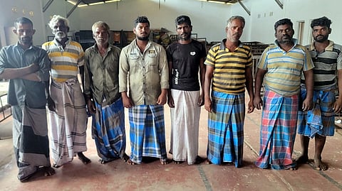 இலங்கைக் கடற்படையினரால் கைது செய்யப்பட்ட ராமேசுவரம் மீனவா்கள்.