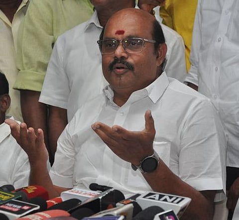 சேலத்தில் செய்தியாளா்களுக்கு பேட்டியளித்த வன்னியா் சங்க மாநிலச் செயலாளா் மு.காா்த்தி.