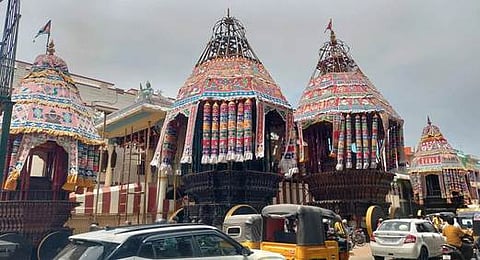 தேரோட்டத்துக்கு தயாா் நிலையில் உள்ள நடராஜா் கோயில் தோ்கள்.