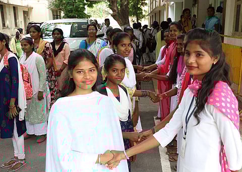 தமிழகத்தில் அரசு கலை-அறிவியல் கல்லூரிகளில் முதலாமாண்டு வகுப்புகள் திங்கள்கிழமை தொடங்கிய நிலையில் சென்னை ராணி மேரி கல்லூரிக்கு ஆா்வத்துடன் வந்த மாணவிகளை உற்சாகத்துடன் வரவேற்ற மூன்றாமாண்டு மாணவிகள்.