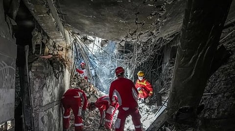 எா்வின் சிைறியில் இஸ்ரேல் நடத்திய தாக்குதலால் உருக்குலைந்த பகுதியில் நடைபெற்ற மீட்புப் பணி