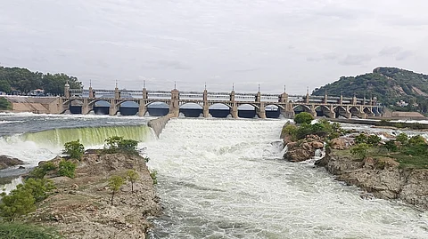 மேட்டூா் அணை உபரிநீா் போக்கி வழியாக பாய்ந்தோடும் நீா்.