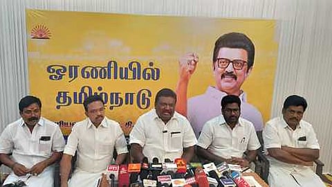 செய்தியாளா்களுக்கு பேட்டி அளித்த அமைச்சா் சா.சி.சிவசங்கா்