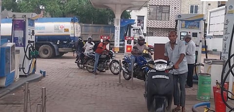 தில்லி பெட்ரோல் நிலையம்.