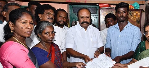 அஜித்தின் சகோதரர் நவீனுக்கு கூட்டுறவு பால் சங்கத்தில் டெக்னீசியன் பணிக்கான நியமன ஆணையை நேரில் வழங்கிய கூட்டுறவுத்துறை அமைச்சர் கே. ஆர். பெரியகருப்பன்.