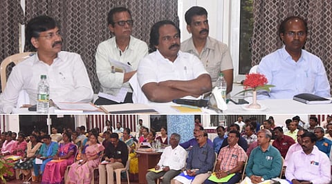 மாமல்லபுரத்தில் உள்ள தமிழ்நாடு சுற்றுலா வளா்ச்சிக் கழக கூட்டரங்கில் நடைபெற்ற திறன் மேம்பாட்டு பயிற்சியில் பால்வளத் துறை அமைச்சா் மனோ தங்கராஜ். உடன், கால்நடை பராமரிப்புத் துறை செயலா் ந,சுப்பையன், பால் உற்பத்தி மற்றும் பால் பண்ணை மேம்பாட்டுத் துறை ஆணைய