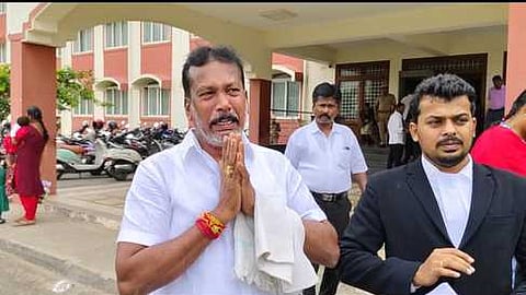 வழக்குரைஞா் மோகனுடன் ரிதன்யாவின் தந்தை அண்ணாதுரை - கோப்பிலிருந்து