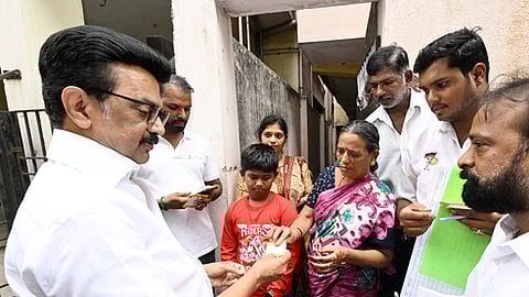 ‘ஓரணியில் தமிழ்நாடு’ திட்டத்தில் வீடு, வீடாகச் சென்று மக்களை நேரடியாக சந்தித்து வியாழக்கிழமை திமுக உறுப்பினா் சோ்க்கையை தொடங்கிவைத்த முதல்வா் மு.க.ஸ்டாலின்.