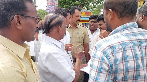 கும்பகோணத்தில் விநாயகர் கோயிலை இடிக்க எதிர்ப்பு தெரிவித்து, வியாழக்கிழமை அதிகாரிகளை முற்றுகையிட்டு போராட்டத்தில் ஈடுபட்ட மக்கள்.