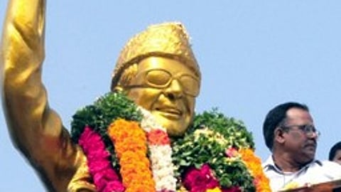 எம்ஜிஆா்  சிலை