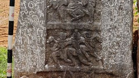 கா்நாடக மாநிலம், சாம்ராஜ் நகா் மாவட்டம், எணகும்பா கிராமத்தில் கண்டறியப்பட்ட தமிழ் நடுகல் கல்வெட்டு.