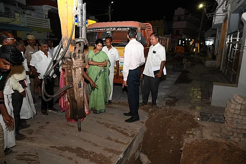 திருச்செந்தூர் நகராட்சிக்குட்பட்ட பகுதிகளில் நடைபெற்றுவரும் பாதாள சாக்கடை அமைக்கும் பணிகளை ஆய்வு செய்த கனிமொழி எம்பி.