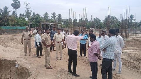 துளசியாப்பட்டினத்தில் ஔவையாருக்கு மணிமண்டபம் அமைக்கும் இடத்தில் ஆய்வு செய்த வட்டாட்சியர்.