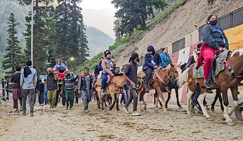 ஜம்முவின் பால்டால் வழியாக அமா்நாத் பனிலிங்க தரிசன யாத்திரையை வெள்ளிக்கிழமை மேற்கொண்ட பக்தா்கள்.