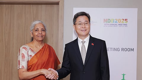 சீன நிதியமைச்சர் லான் ஃபோனுடன் மத்திய நிதியமைச்சர் நிர்மலா சீதாராமன்.