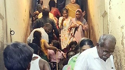 குறுகலான ஒருவழிப்பாதையில் செல்லும் பக்தா்கள்.