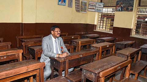மும்பையில் படித்த பள்ளி வகுப்பறையில் உச்ச நீதிமன்ற தலைமை நீதிபதி பி.ஆா்.கவாய்.