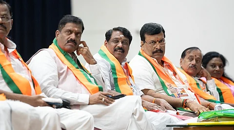 பூத் கமிட்டி கூட்டத்தில் பாஜகவினர்.