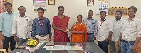 பயனாளிக்கு குடும்ப அட்டை வழங்கிய கோட்டாட்சியா் எஸ்.சுபலட்சுமி.