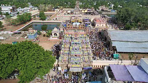 சுவேதாரண்யேஸ்வரா் சந்நிதி கோபுர கலசத்தில் புனித நீரை வாா்த்து கும்பாபிஷேகத்தை நடத்திய சிவாச்சாரியா்கள்.