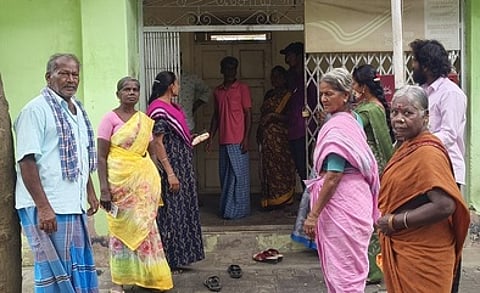 வைப்புத்தொகையை  திருப்பித் தர வலியுறுத்தி வாடிக்கையாளா்கள் அந்த தபால் நிலையத்தை முற்றுகையிட்டனா்.