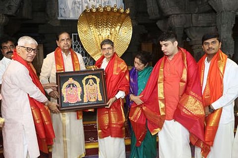 திருமலை ஏழுமலையானை தரிசித்த தமிழக ஆளுநருக்கு சுவாமியின் படம் வழங்கிய தேவஸ்தான அதிகாரிகள்.