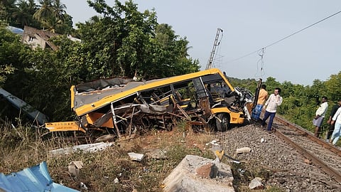 கடலூர்: பள்ளி வேன் மீது ரயில் மோதி கோர விபத்து