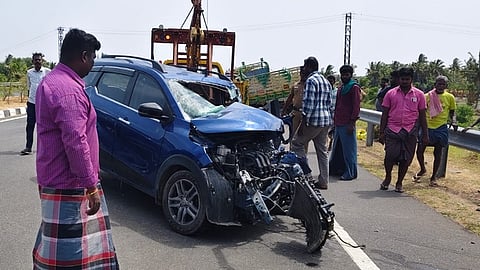 சரக்கு வாகனம் மீது கார் மோதி விபத்து.